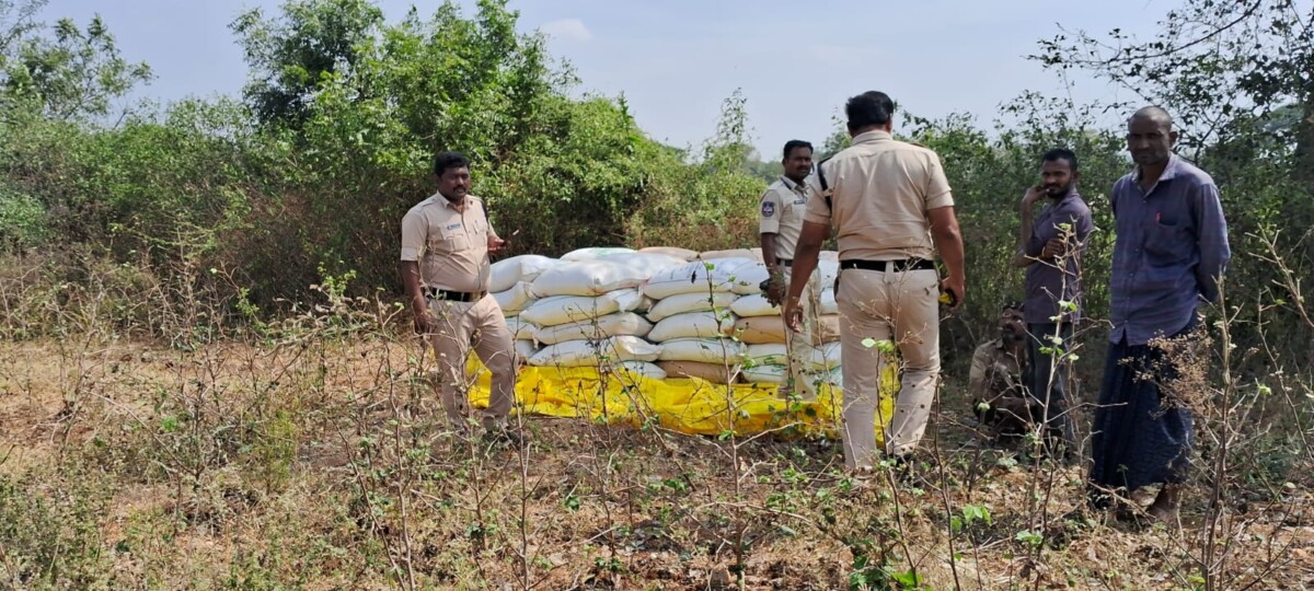 పిడిఎస్ రైస్ సుమారు 500 క్వింటాళ్లు భారీగా డంపు చేయడంతో పట్టుకున్న సూర్యాపేట పోలీసులు.