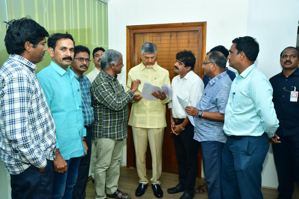 టీడీపీ అధినేత చంద్రబాబును కలిసిన ఏపీయూడబ్ల్యూజే ప్రతినిధులు