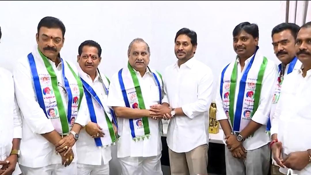 వైఎస్‌ఆర్‌ కాంగ్రెస్‌ పార్టీలో చేరిన కాపు ఉద్యమనేత ముద్రగడ పద్మనాభం