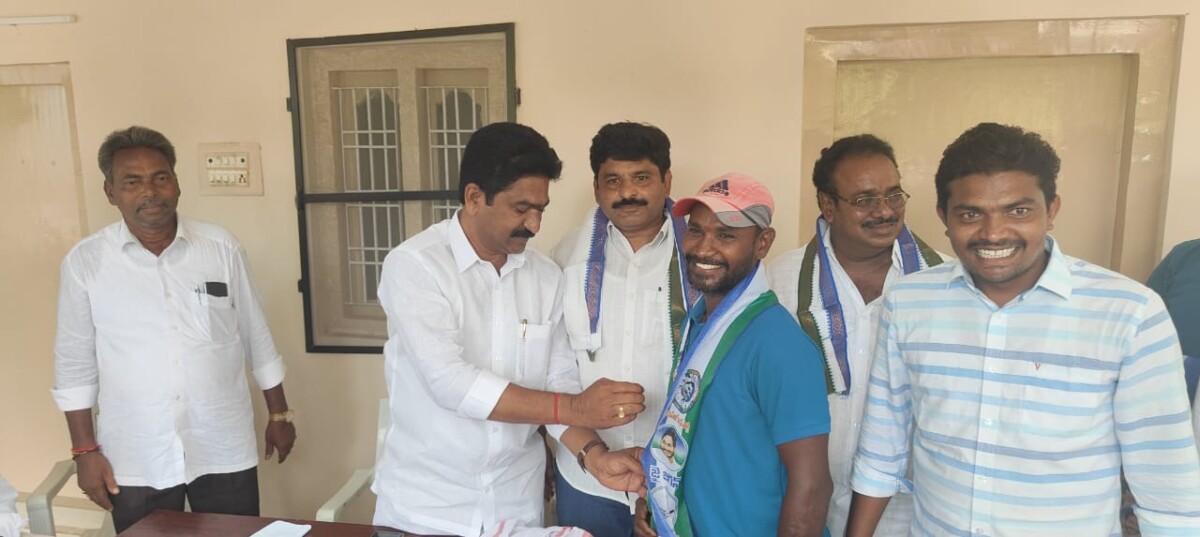 ఉప్పెనెలా టీడీపీ కుటుంబలు వైస్సార్సీపీ లో చేరిక..