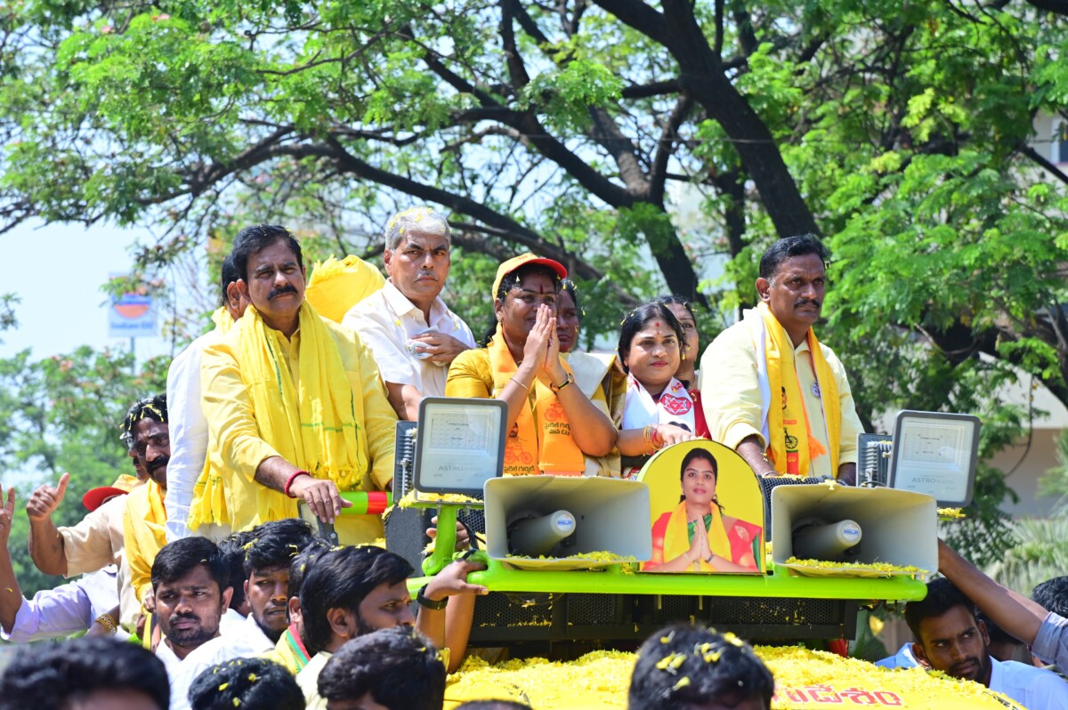 నందిగామ : నామినేషన్ వేసేందుకు ర్యాలీగా బయల్దేరిన శ్రీమతి తంగిరాల సౌమ్య