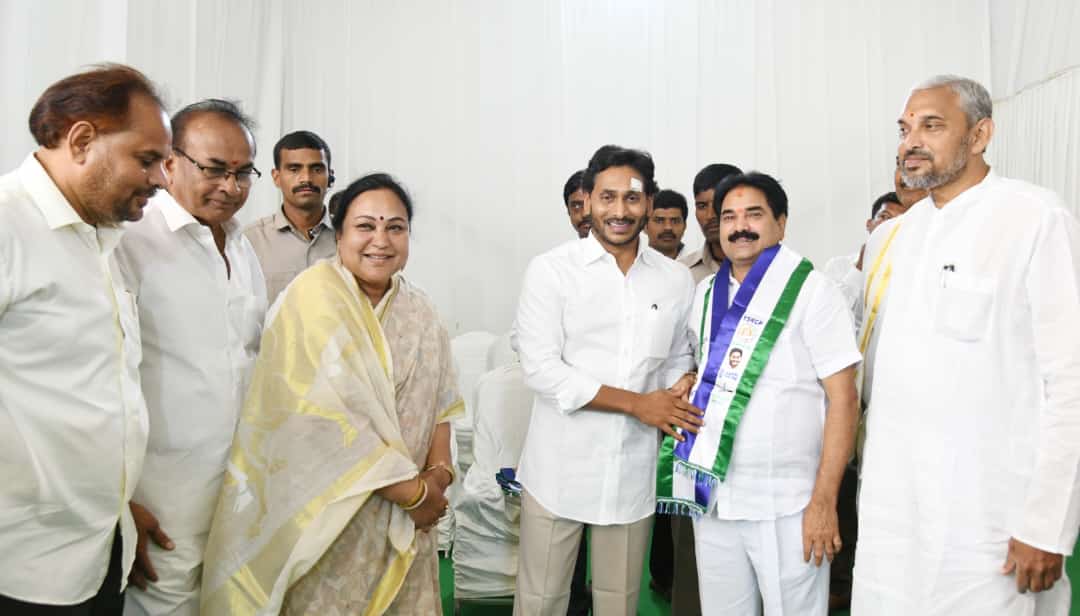 సీఎం జగనన్న సమక్షంలో పాతపట్నం నియోజకవర్గం నుంచి వైయస్సార్ కాంగ్రెస్ పార్టీలో చేరిన హిరమండలం మాజీ జడ్పీటీసీ లోలుగు లక్ష్మణరావు