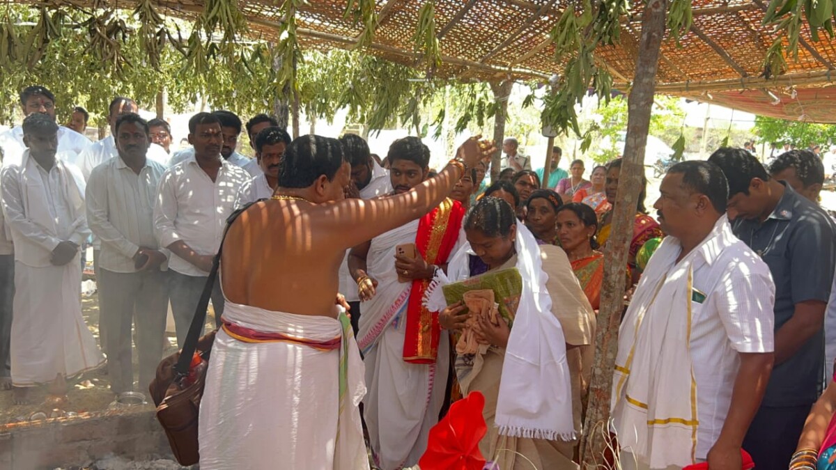 బొడ్రాయి ప్రతిష్ఠాపన కార్యక్రమానికి ముఖ్య అతిథిగా హాజరైన రాష్ట్ర పంచాయితీ రాజ్ గ్రామీణాభివృద్ధి స్త్రీ శిశు సంక్షేమ శాఖ మంత్రి