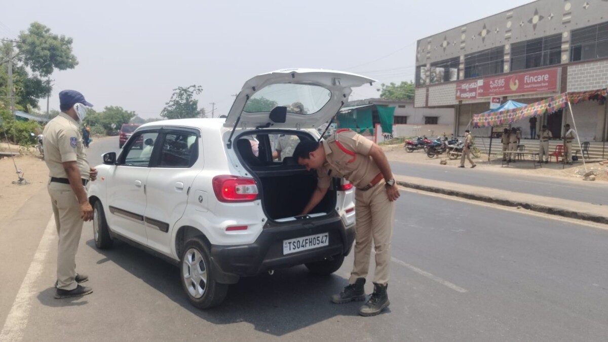 తల్లాడలో చెక్ పోస్ట్ ను పరిశీలించిన వైరా సీఐ నునావత్ సాగర్