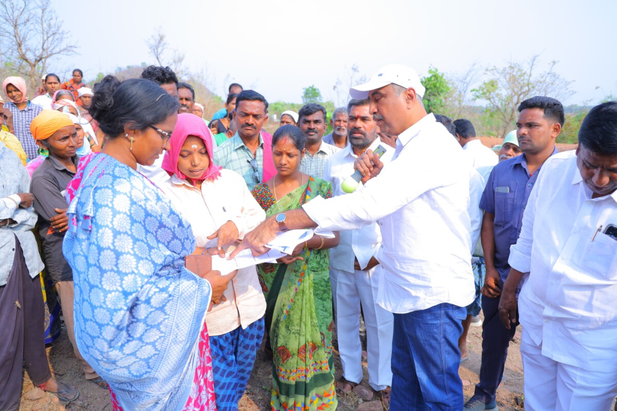 బీర్ పూర్ మండలం కేంద్రం లో గ్రామ ఉపాధి హామీ కూలీలను కలిసిన ఎమ్మెల్యే డా సంజయ్ కుమార్