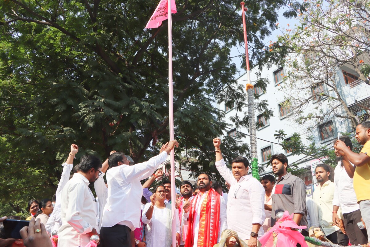 కార్మిక సోదరుల అలుపెరగని శ్రమ వెలకట్టలేనిది. వారు చిందించే చెమటతోనే ఈ ప్రపంచం