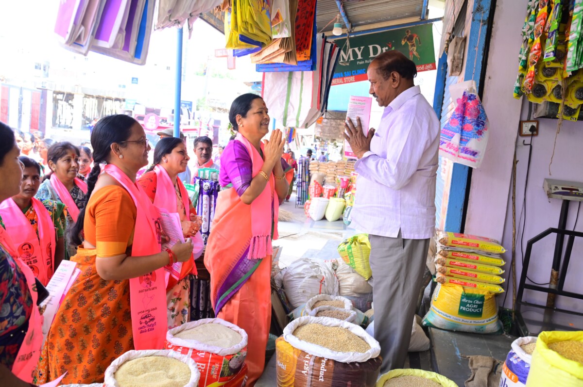 ఇంటింటి ప్రచారంలో ఎమ్మెల్యే జిఎంఆర్ సతీమణి గూడెం యాదమ్మ మహిపాల్ రెడ్డి.