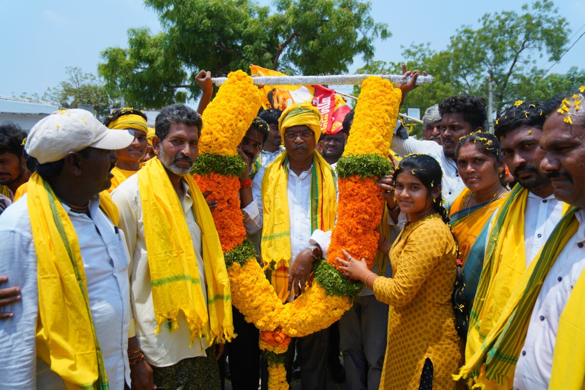 మండుతున్న ఎండను సైతం లెక్కచేయక పట్టపగలు గంటల తరబడి ప్రచార రధం