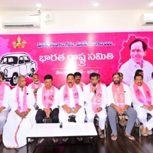 బీఆర్ఎస్ పార్టీ ఖమ్మం జిల్లా కార్యాలయం తెలంగాణ భవన్ లో.. ఓటర్లకు.. పార్టీ నాయకులు, కార్యకర్తలకు ధన్యవాదాలు తెలుపుతూ ఏర్పాటు చేసిన విలేకరుల సమావేశంలో.. పార్టీ నాయకులతో పాటు కలిసి పాల్గొన్న.. రాజ్యసభ ఎంపీ వద్దిరాజు రవిచంద్ర