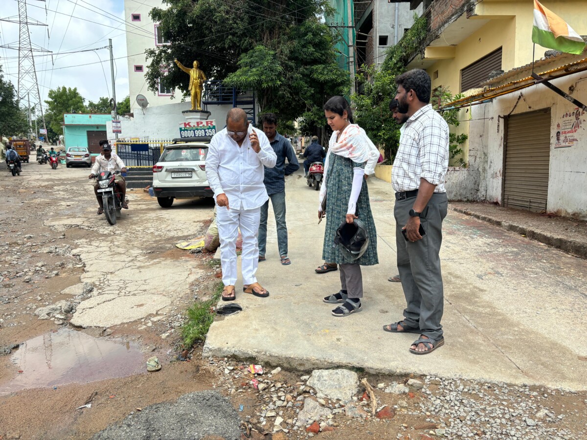 సీసీ రోడ్డును పరిశీలించిన కార్పొరేటర్ వెంకటేష్ గౌడ్