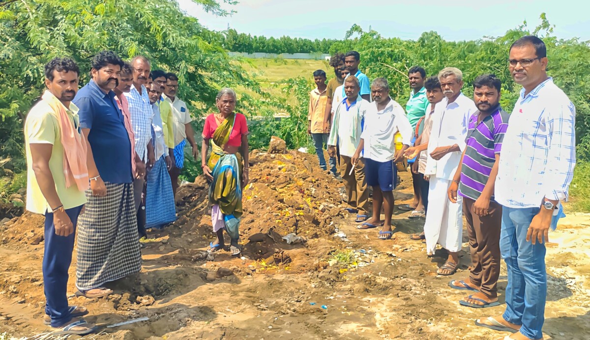 అనాధ శవానికి అంతిమ సంస్కారాలు – మానవత్వం చాటుకున్న గ్రామస్తులు