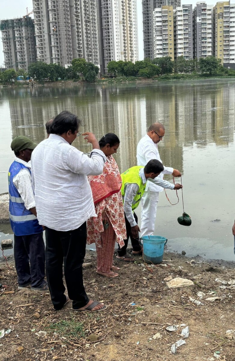 ఎల్లమ్మచెరువు లో దోమల నివారణ చర్యలు చేపట్టిన కార్పొరేటర్ వెంకటేష్ గౌడ్