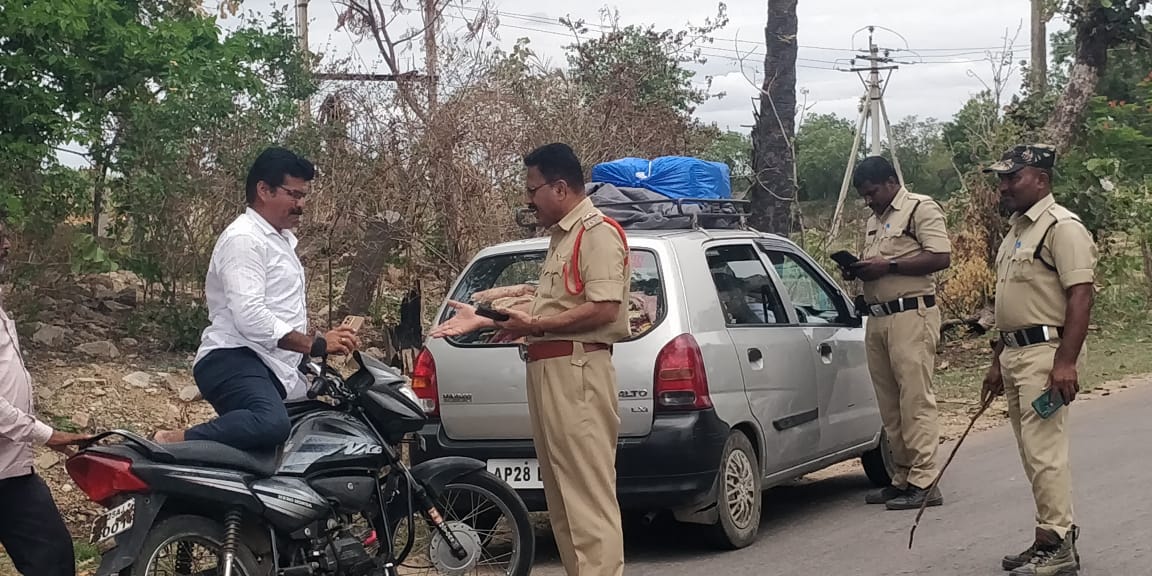 పోలీసులు ముమ్మారంగా వాహనాల తనిఖీలు