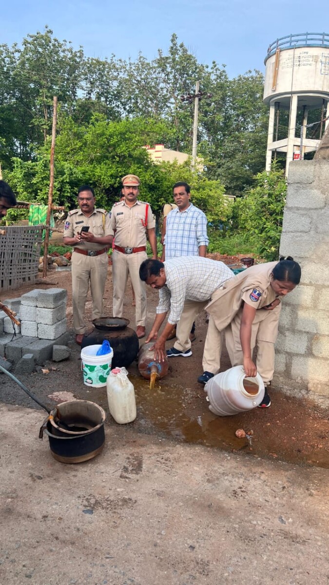 గుడుంబా స్థావర0 పై జిల్లా పోలీసుల దాడులు.