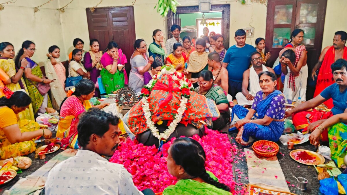 శ్రీ చక్ర అమ్మవారి ఆలయానికి భక్తులు తాకిడి