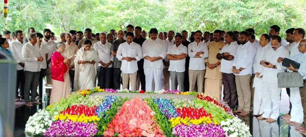 ఇడుపులపాయ లో ఘనంగా వైయస్సార్ జయంతి వేడుకలు