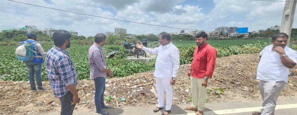 గుర్రపుడెక్క తొలగింపు పనులను ప్రారంభించిన   కార్పొరేటర్  