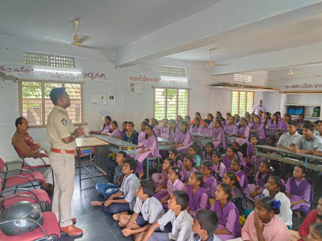 హెల్మెట్ అవగాహన సదస్సు::ఎస్.ఐ ఎన్.చంటి బాబు