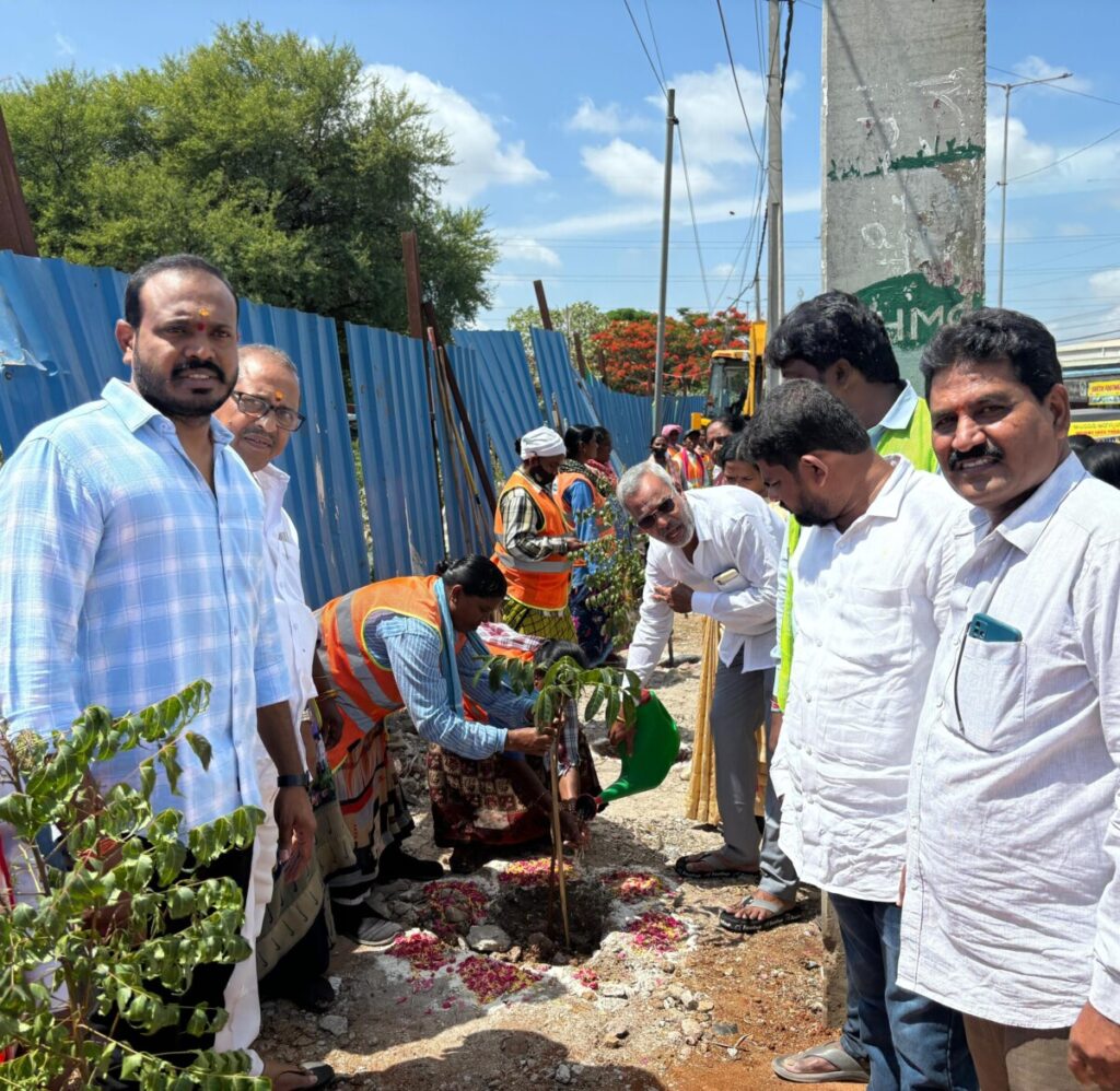 వనమహోత్సవం కార్యక్రమంలో మొక్కలు నాటిన కార్పొరేటర్