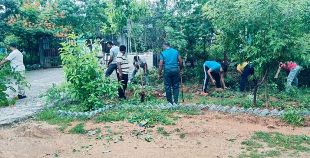 పరిసరాల పరిశుభ్రత పాటించాలి