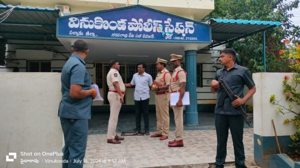 పోలిస్ స్టేషన్ ను సందర్శించిన ఎస్పీ శ్రీనివాసరావు