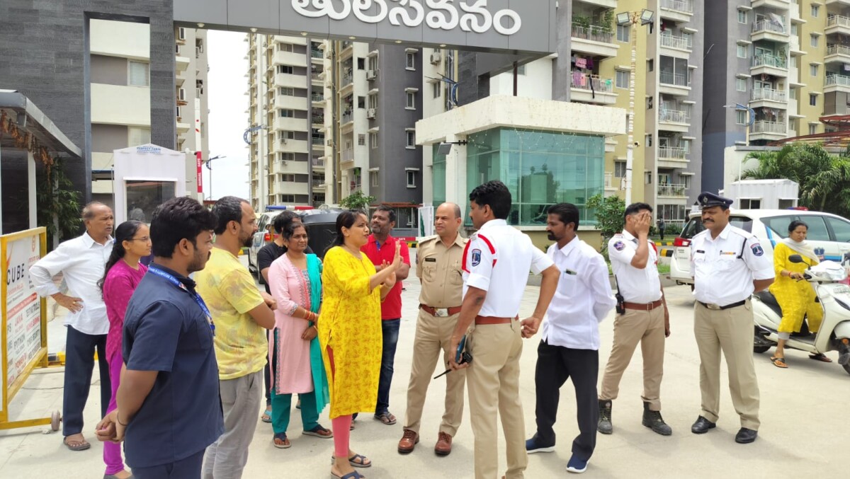 స్థానిక 124 డివిజన్ భవ్య తులసి వనం అపార్ట్మెంట్స్ ఎదురుగా తరచూ