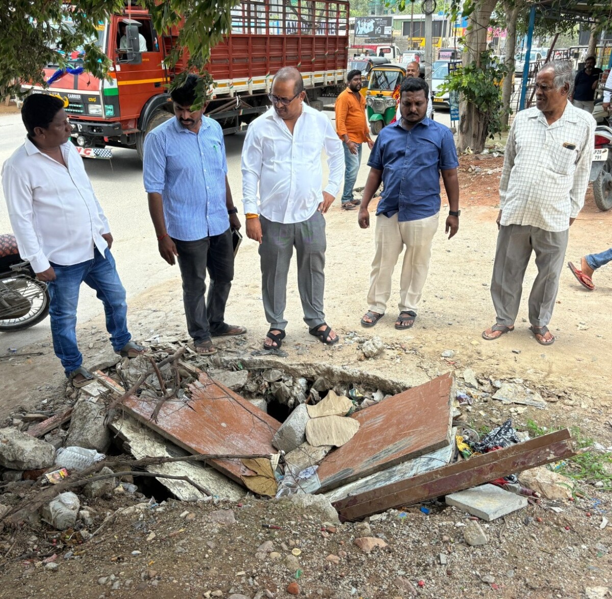 124 డివిజన్ పరిధిలోని ఎల్లమ్మబండ ప్రధాన రహదారిలో ఉన్న ఓపెన్ నాలా