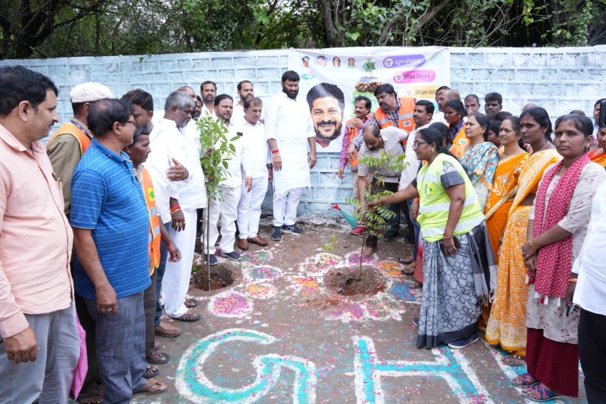 స్వచ్ఛదనం – పచ్చదనం’ కార్యక్రమంలో భాగంగా బీరప్ప నగర్ లో మొక్కలు