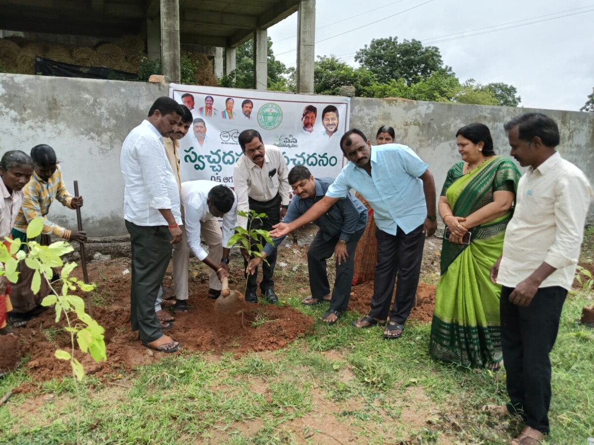 ప్రైమరీ స్కూల్ ను సందర్శించిన జిన్నారం ఎమ్మార్వో