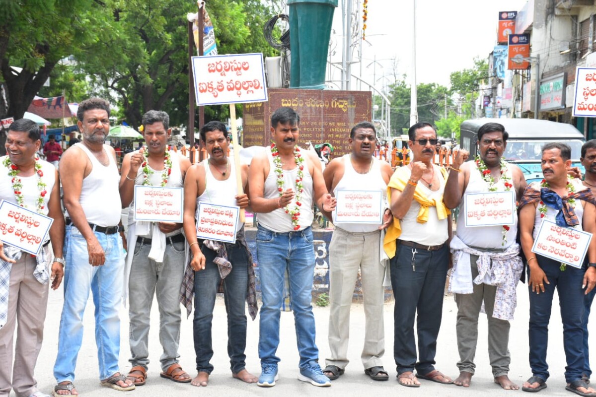 జగిత్యాల జర్నలిస్టుల అర్థ నగ్న ప్రదర్శన.