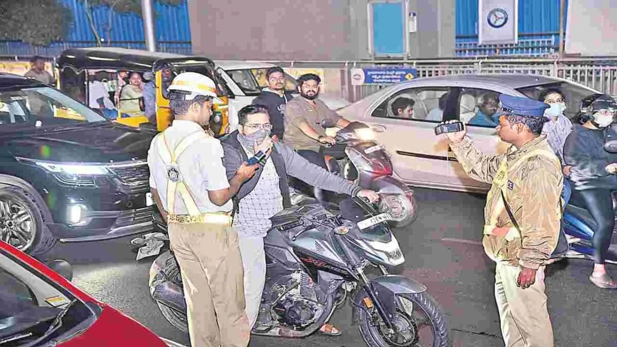 అర్ధరాత్రి ఎస్ఐ, హోంగార్డ్‌పై మహిళల దాడి