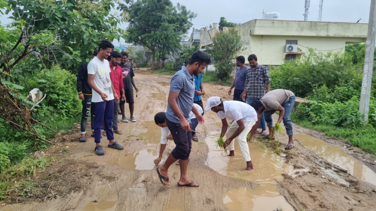 బీర్‌పూర్‌ మండలం చర్లపల్లికి వెళ్లే రహదారి ఇబ్బందుల