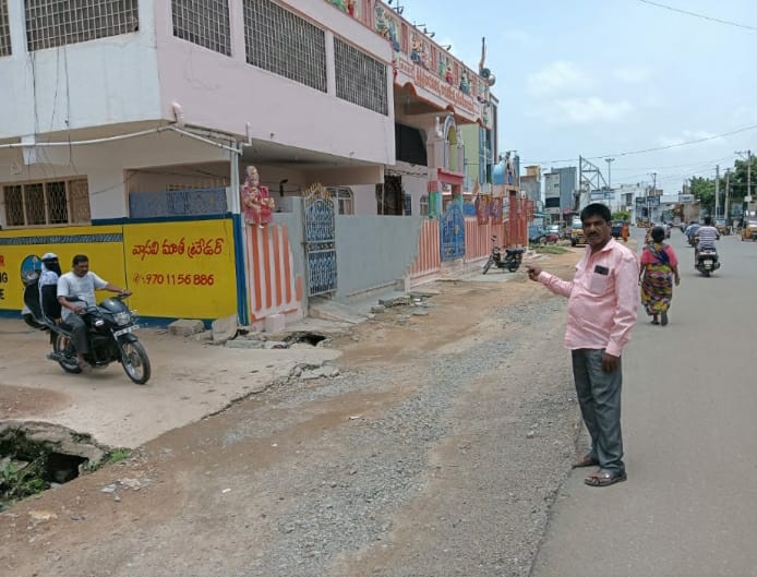 కన్యకా పరమేశ్వరి ఆలయ ముందు బాగానే తొలగించి రోడ్ల విస్తరణ