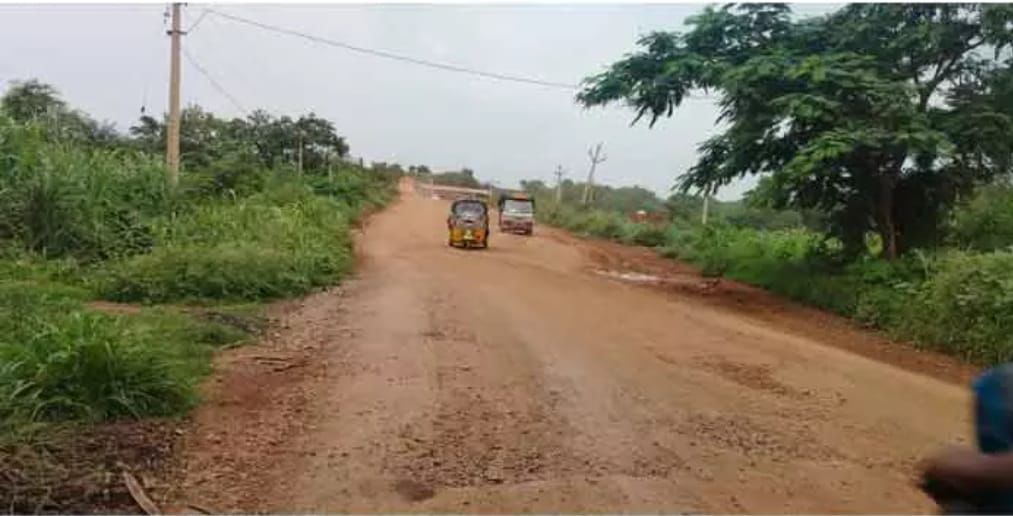 అడుగడుగునా గుంతలు.. ఆదమరిస్తే అంతే సంగతులు