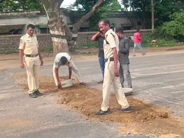 రోడ్డుకు మరమ్మత్తులు చేసిన పోలీసులు