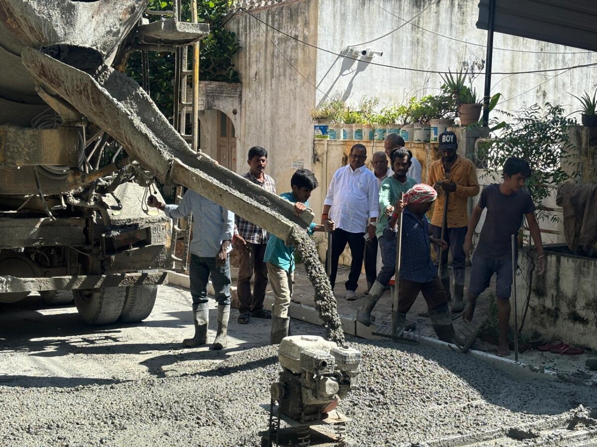 వి.డి.సీ.సీ రోడ్డు నిర్మాణ పనులను పరిశీలించిన కార్పొరేటర్ వెంకటేష్ గౌడ్