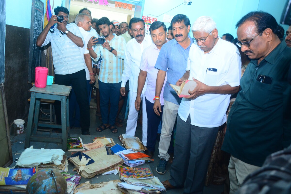 ఖమ్మం వరద బాధితుల నిర్వాసిత ప్రాంతాలను పర్యటించిన ఎమ్మెల్సీ ప్రొ.కోదండరాం.