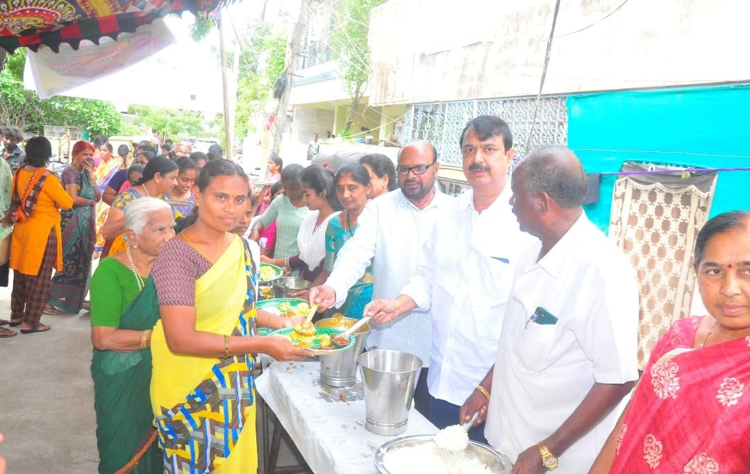 అన్న దానం కార్యక్రమాన్ని ప్రారంభించిన ఆర్జేసి కృష్ణ