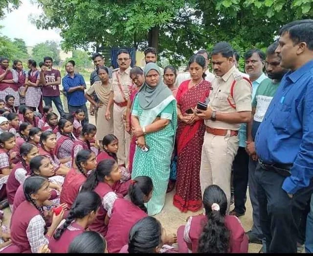 మోడల్ పాఠశాల ఎదుట విద్యార్థుల ఆందోళన