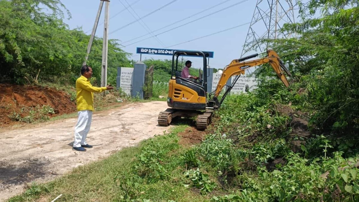 స్మశాన వాటికలో జంగిల్ క్లియరెన్స్.