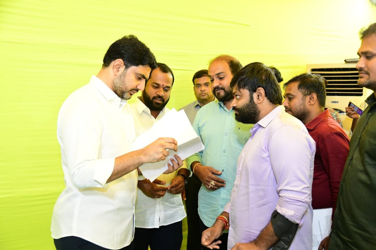 నారా లోకేష్  నీ భేటీ అయినా ముక్కా సాయి వికాస్ రెడ్డి  , ఎమ్మెల్యే అరవ శ్రీధర్