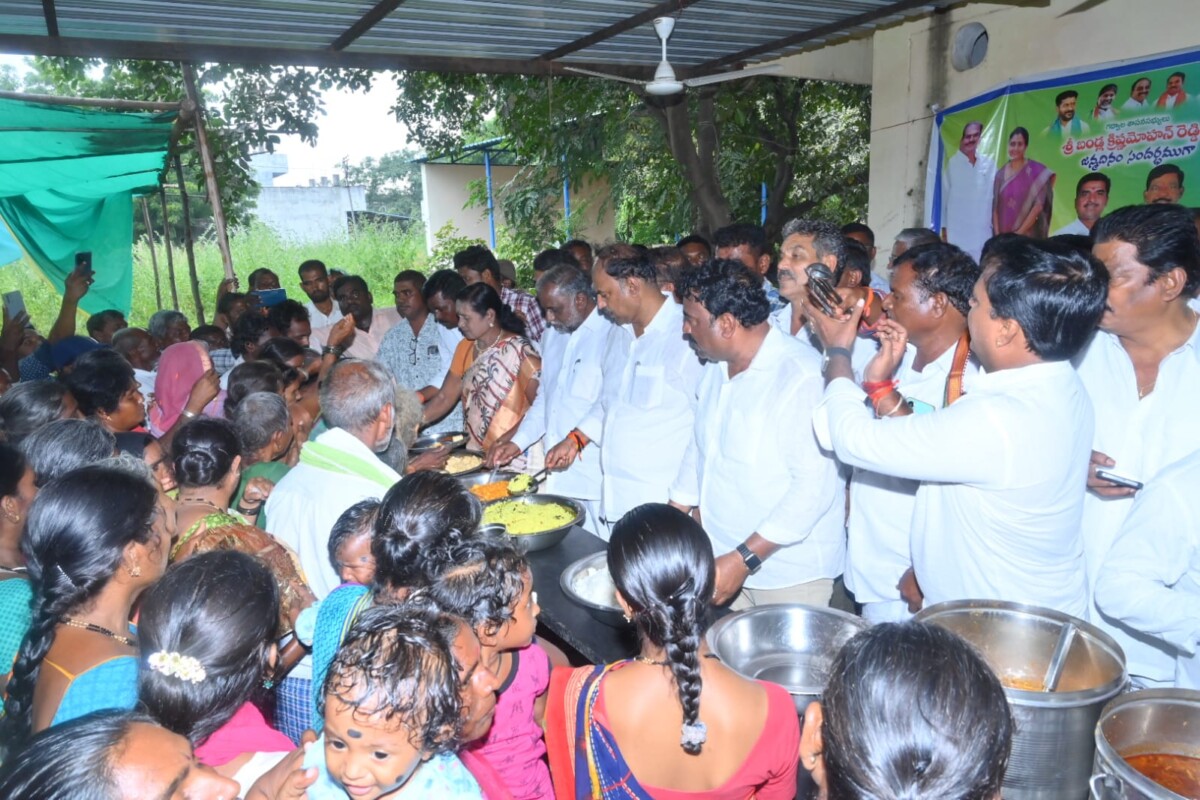 ఎమ్మెల్యే జన్మదిన సందర్భంగా అన్నదాన కార్యక్రమం నిర్వహించిన కౌన్సిలర్