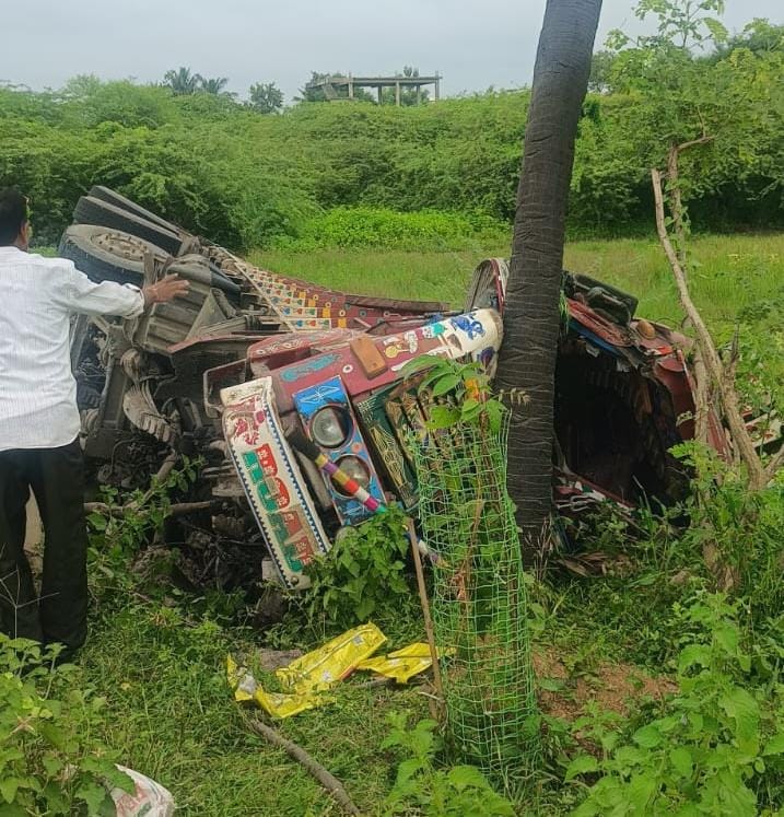 గంగపురి సమీపంలో ఇసుక లారీ బోల్తా