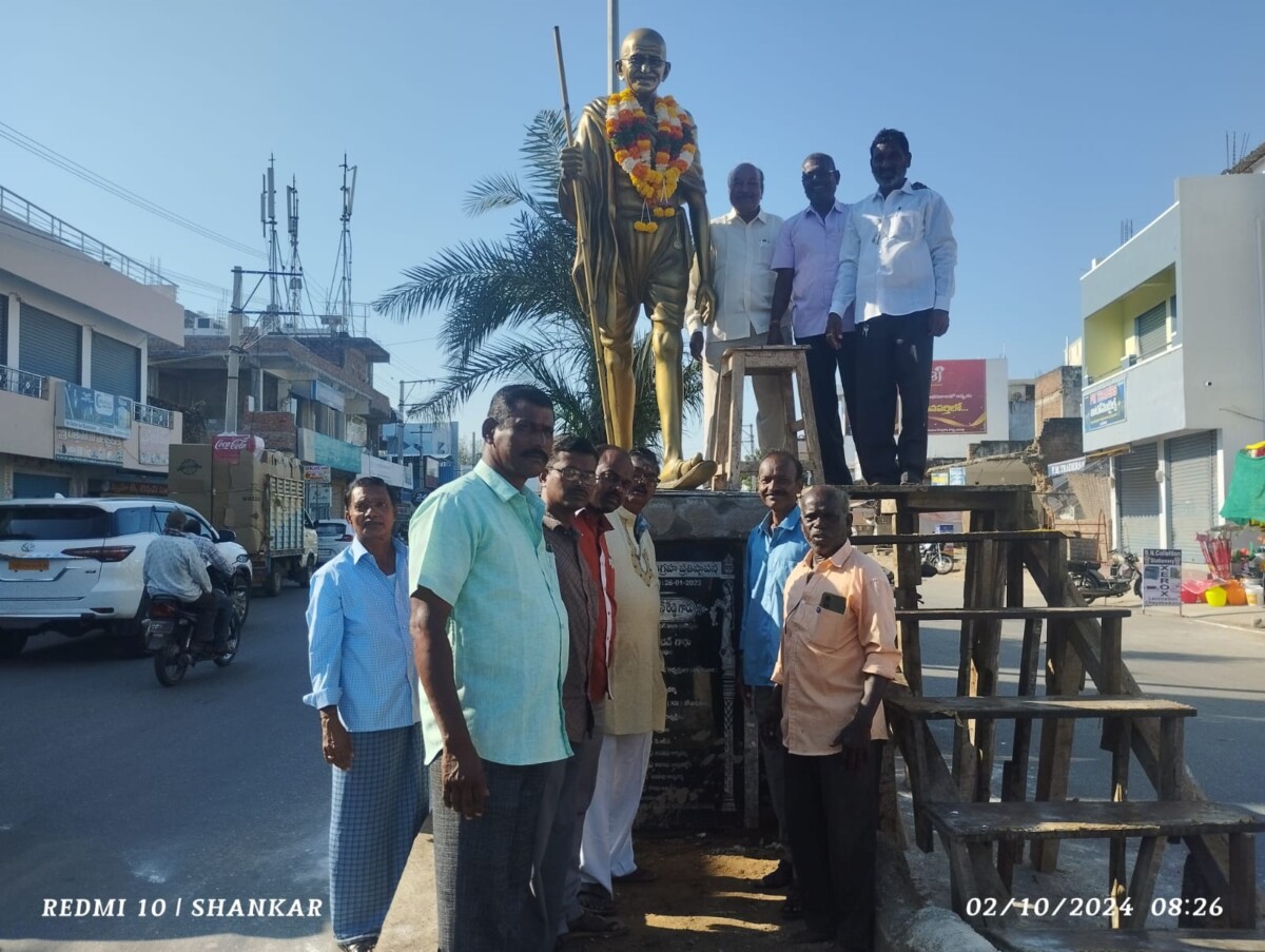 టిడిపి ఆధ్వర్యంలో 155 వ జయంతి నీ పురస్కరించుకొని మహాత్ముడి కి ఘన నివాళి