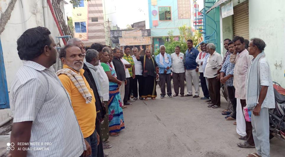 ఇసుక త్రవ్వకం ప్రైవేటు ఏజెన్సీలకు అప్పగించవద్దని,