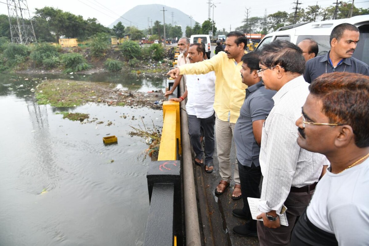 పోర్ట్ రోడ్ లో డంపింగ్ యార్డ్ సందర్శించిన కమిషనర్ సంపత్ కుమార్