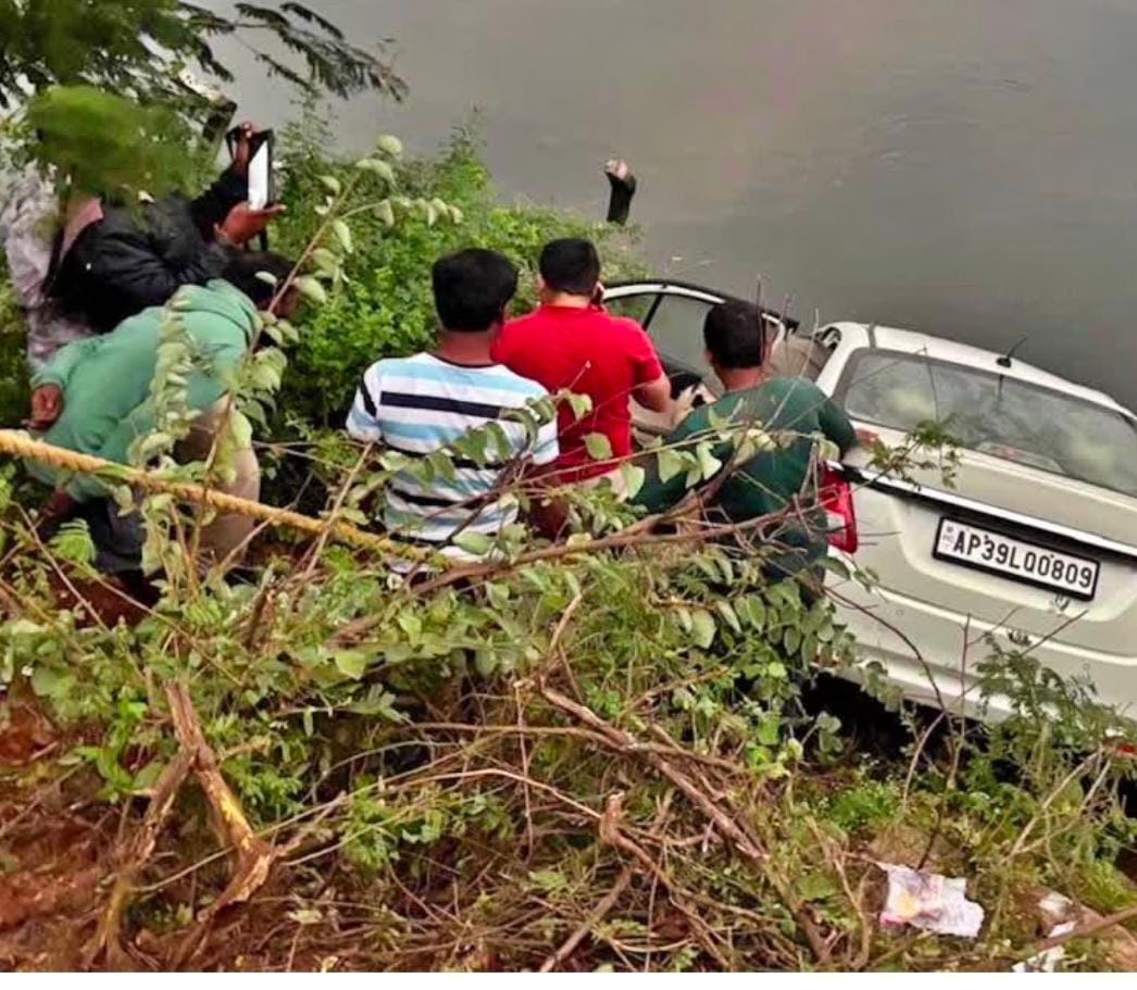 యాదాద్రి జిల్లాలో చెరువులోకి దూసుకెళ్లిన కారు: ఐదుగురు యువకులు జల సమాధి