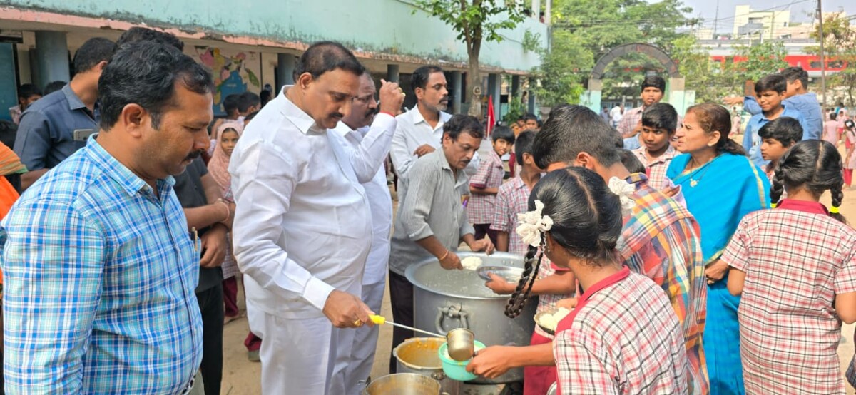 మధ్యాహ్నం భోజనం తనిఖీ చేసిన  PAC చైర్మన్   ఆరెకపూడి గాంధీ