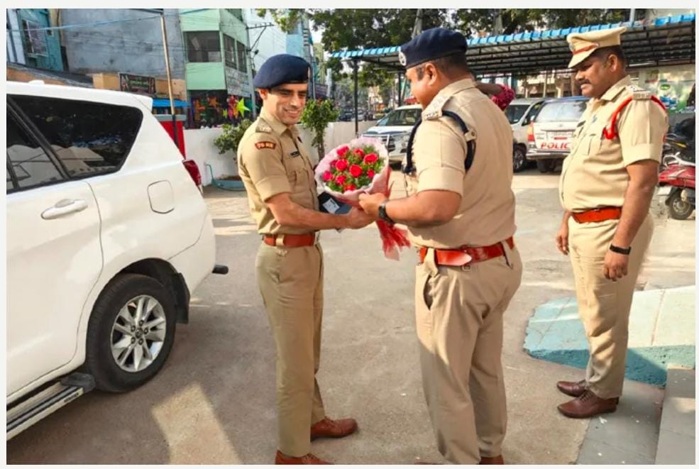 జనగామకు ఐపీఎస్​ అధికారిSHO గా చార్జి తీసుకున్న మనన్​ భట్ IPS..