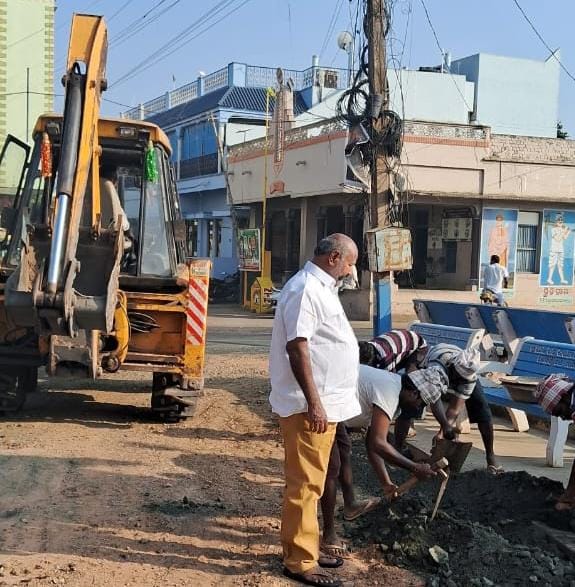 బీటీ రోడ్డు నిర్మాణం పనులు ప్రారంభం.